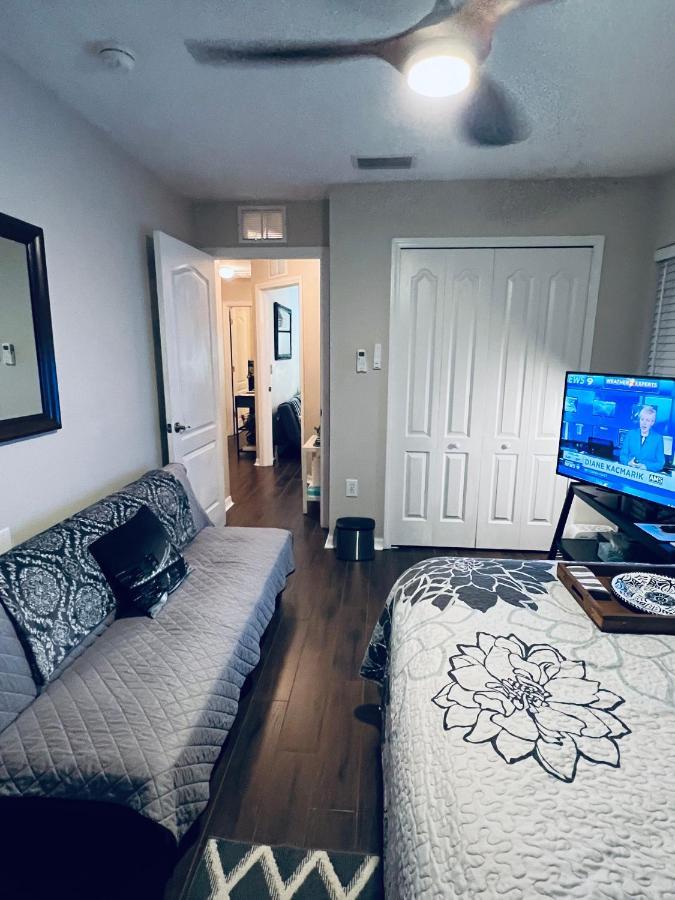 Ruskin Fl Private 2 Bdrm 1 Bath Suite Common Areas Shared With Host And Cat Exterior photo